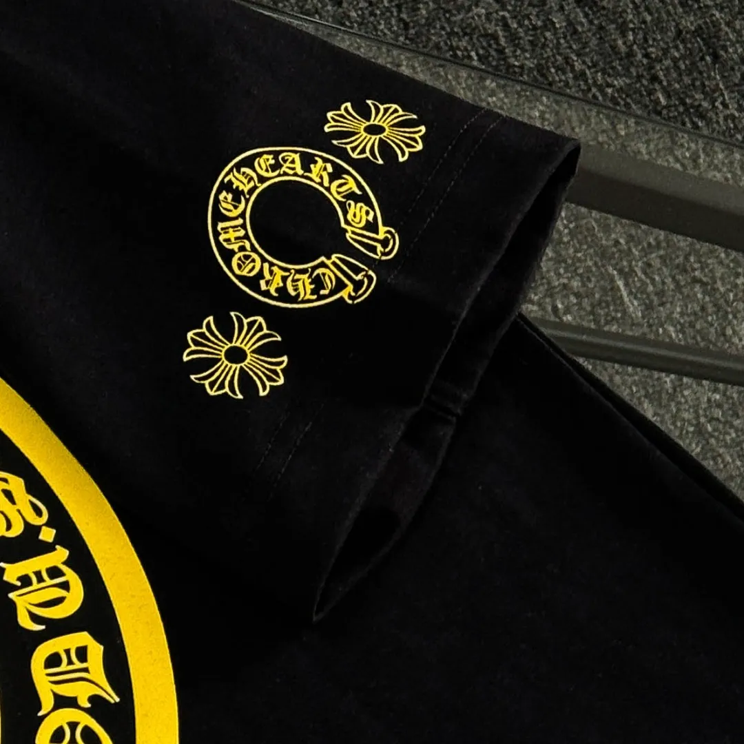 P170 Chrome Hearts 25 high-end versions. The fabric is made of 300 grams of high-density pure cotton. It does not deform or shrink. It has three labels. It is the same style for men and women. Technology: suede foaming + digital printing. Color: white, black. SIZE: S-XL.